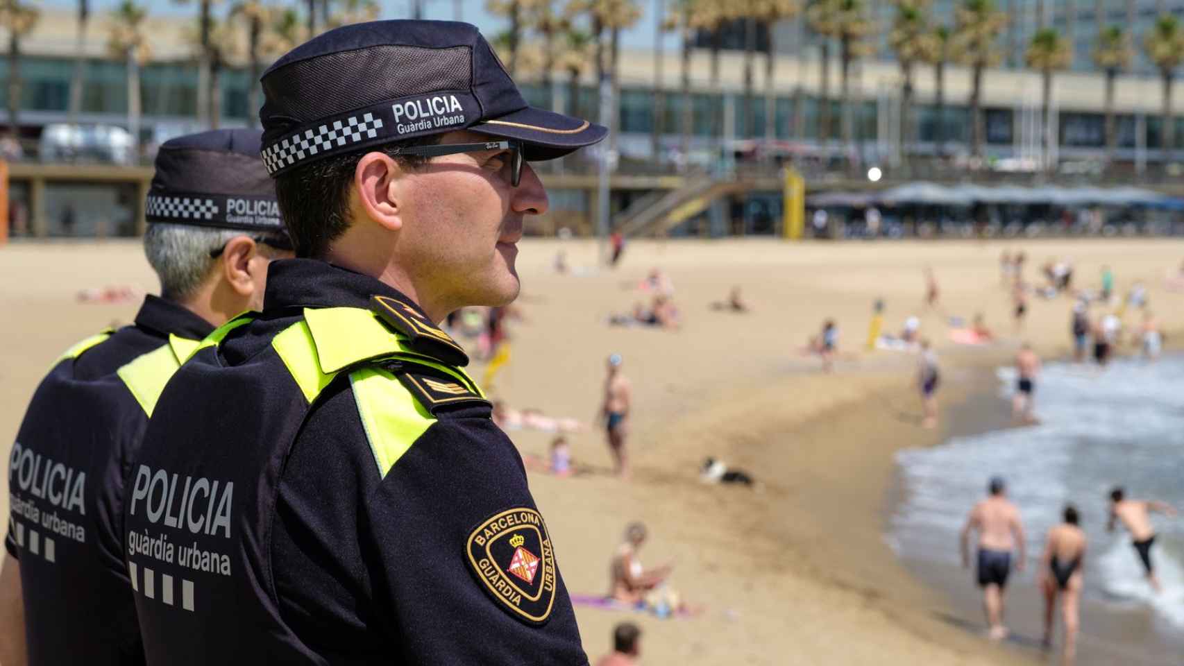 Agentes de la Guardia Urbana en una playa de Barcelona / GUARDIA URBANA