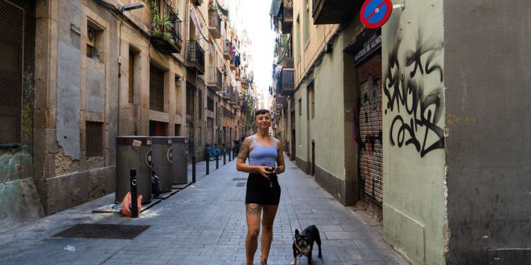 Laura Burbaite y su perro fotografiados en la calle Vistalegre, en el Raval / LUIS MIGUEL AÑÓN