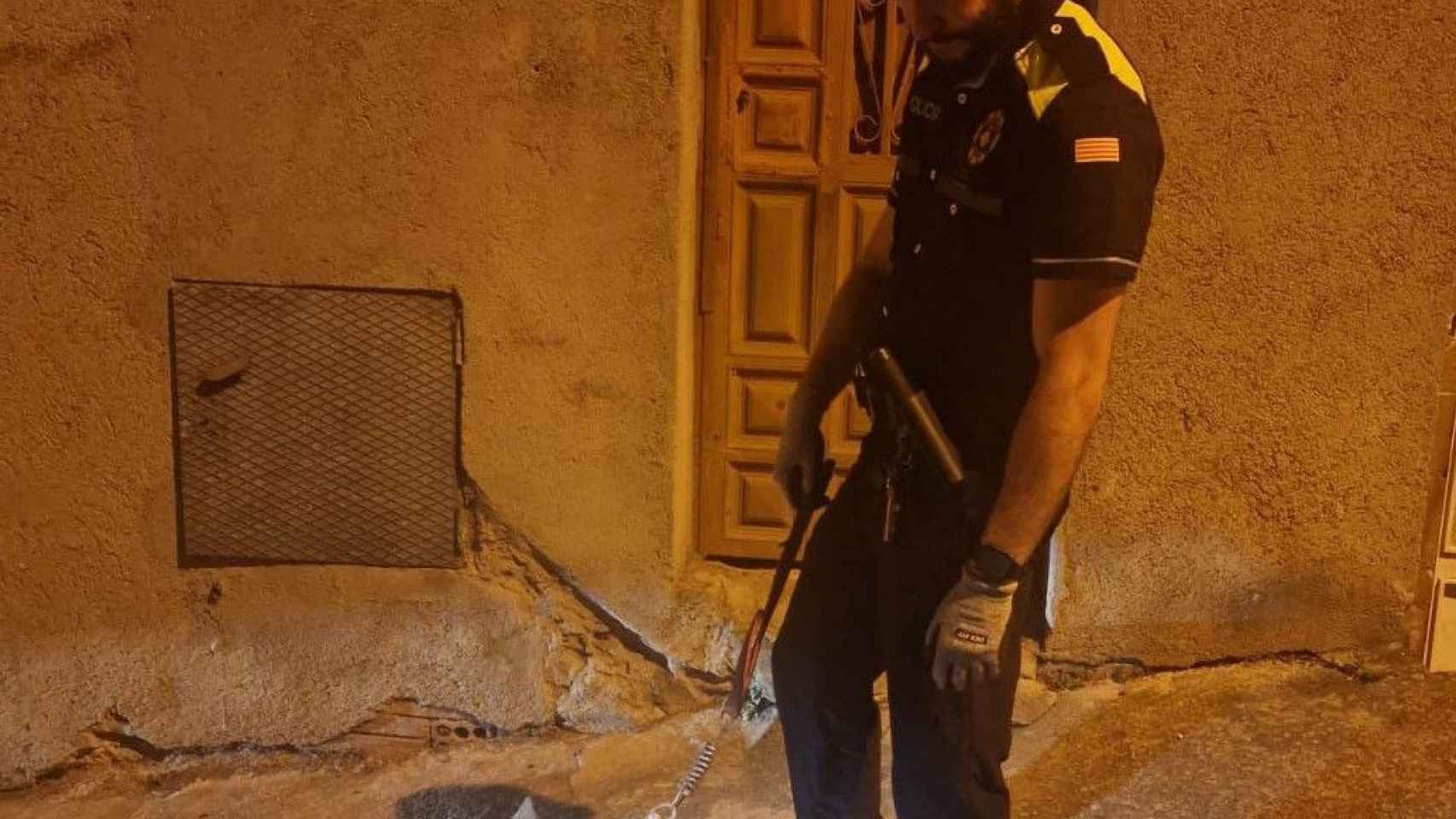 Imagen del perro rescatado junto a un agente de la Guardia Urbana / TWITTER GUARDIA URBANA