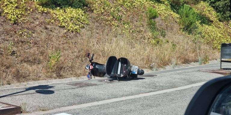 Una de las motos de alquiler vandalizadas en la Vall d'Hebron, tirada por el suelo / CEDIDA