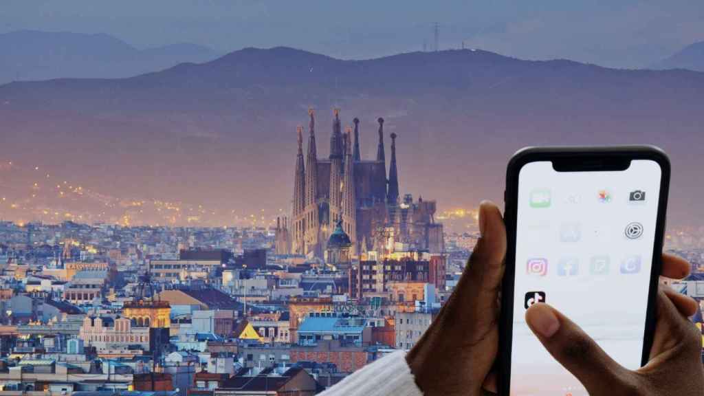 Fotomontaje de Barcelona y una usuaria utilizando TikTok / METRÓPOLI