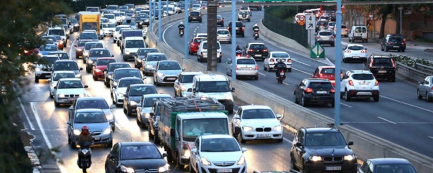 Tráfico intenso en una operación salida por un puente en Barcelona / EFE