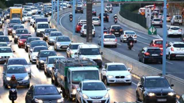Tráfico intenso en una operación salida por un puente en Barcelona