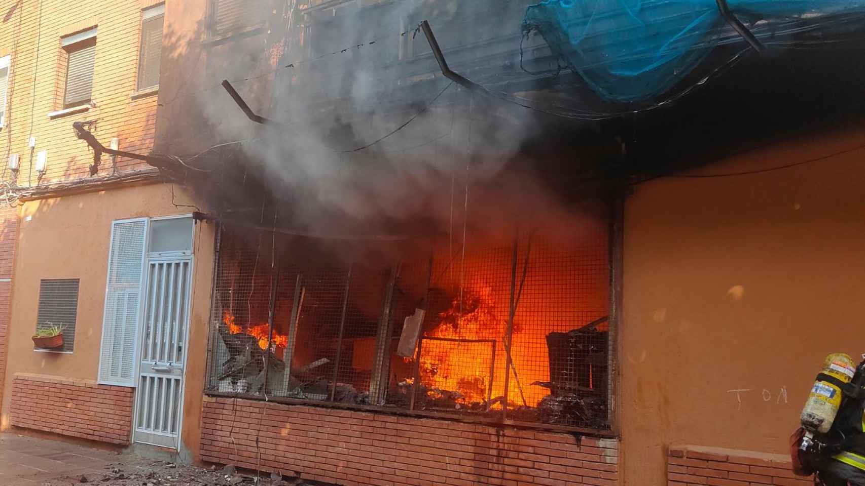 El local incendiado en Sant Adrià de Besòs este domingo / BOMBERS