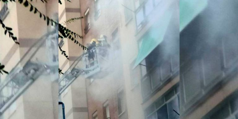 El cuerpo de bomberos actuando en los edificios afectados / BOMBERS