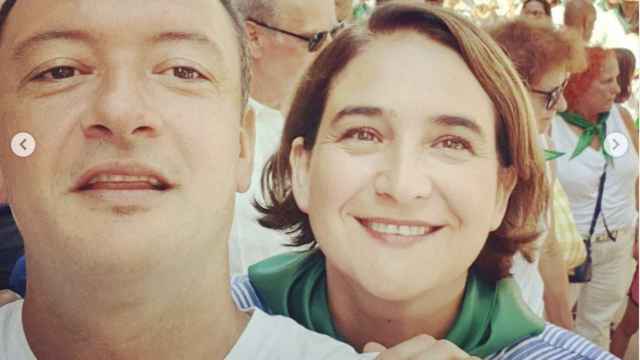 Ada Colau junto a su pareja Adrià Alemany en el municipio oscense de Estopiñán / INSTAGRAM @adacolau