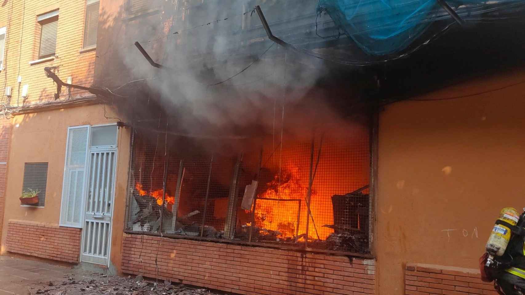 Incendio en Sant Adrià / BOMBERS