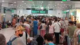 Pasajeros del tren de alta velocidad entre Barcelona y Madrid esta mañana en la estación de Sants / TWITTER
