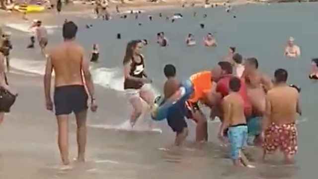 Rescate de un hombre en la playa / GUB