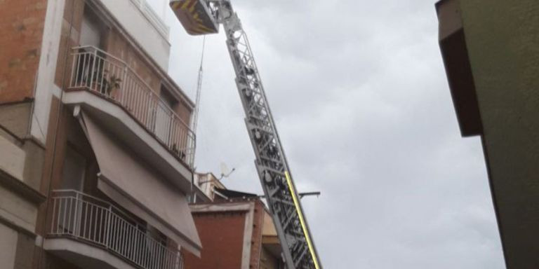 Grúa de bomberos en el piso afectado por un incendio este domingo / BOMBEROS