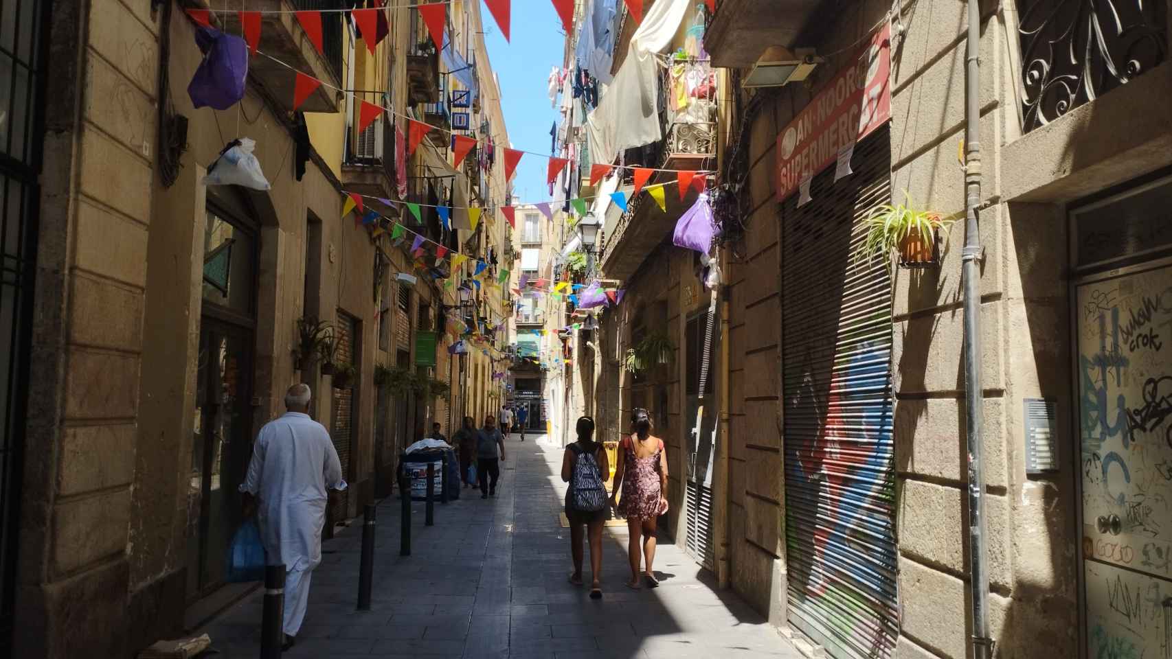 Bolsas de basura colgadas de los balcones en la calle dels Salvador / GUILLEM ANDRÉS