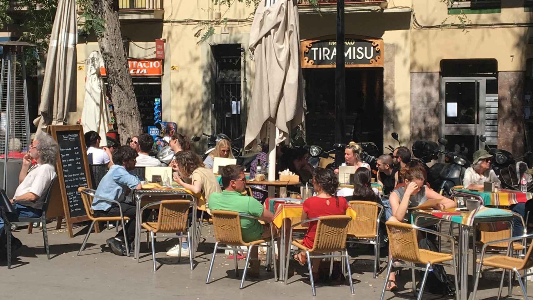 Terrazas llenas de gente en Barcelona / XFDC