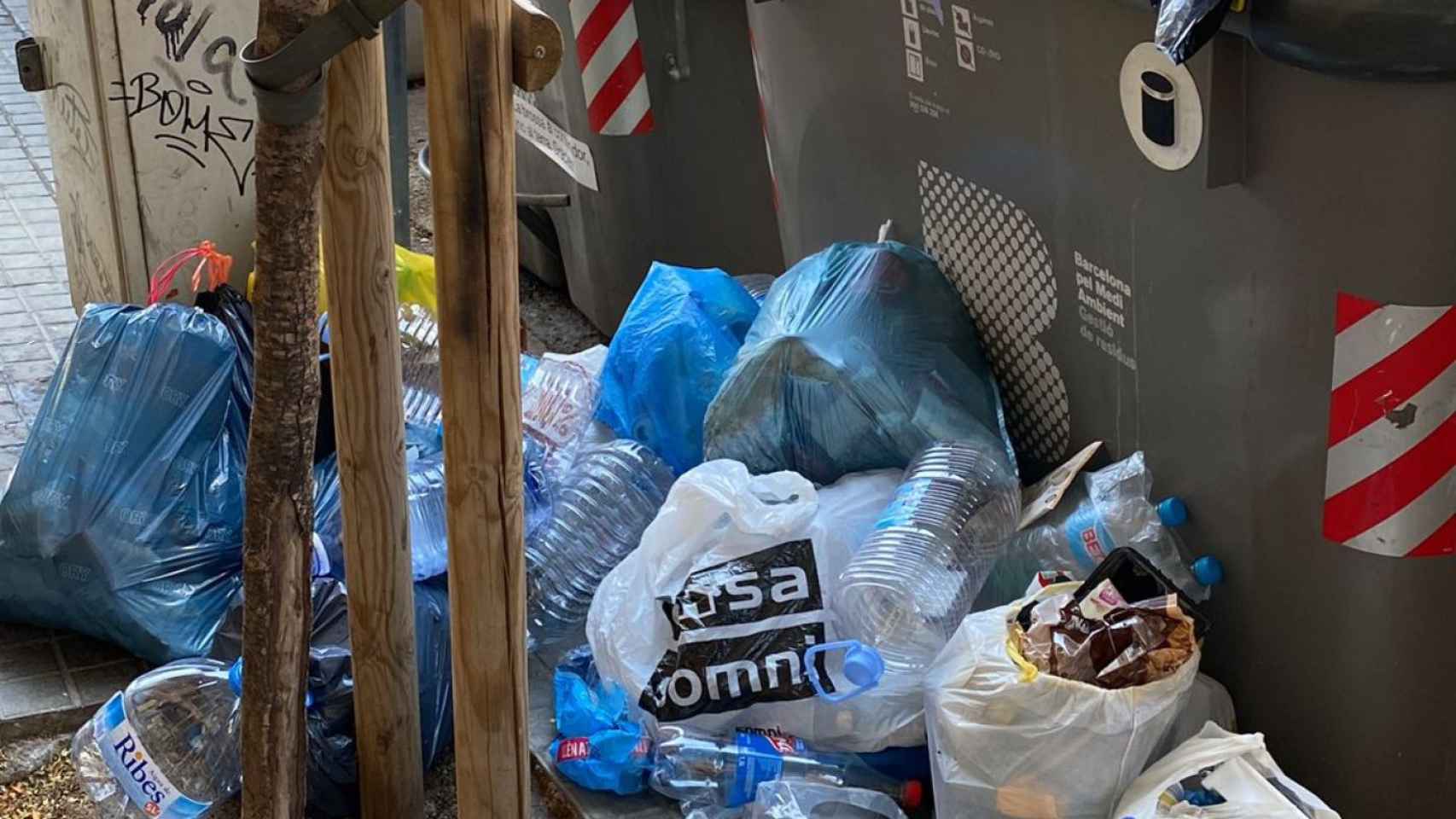 Un contenedor en el Baix Guinardó lleno de basura / CEDIDA