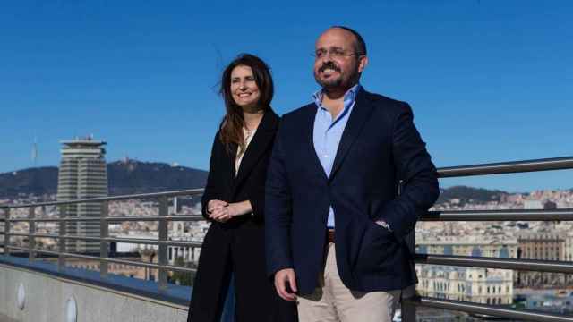 La diputada y portavoz del PP de Catalunya, Lorena Roldán, junto al líder del partido, Alejandro Fernández /  EFE - ENRIC FONTCUBERTA