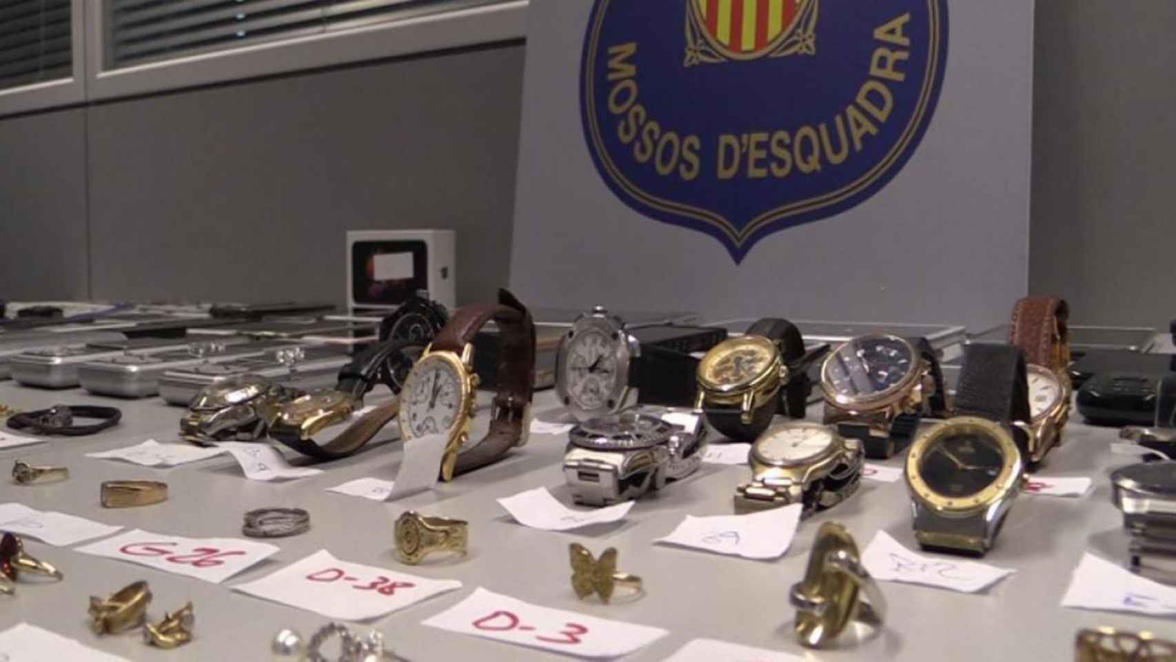 Imagen de archivo de unos relojes incautados por los Mossos d'Esquadra / MOSSOS D'ESQUADRA