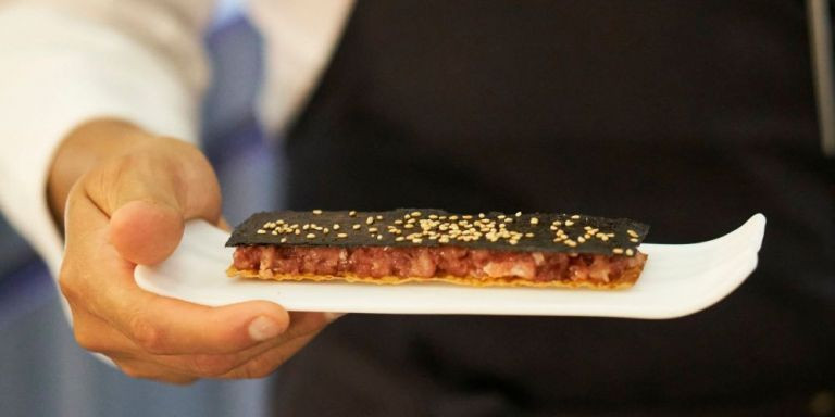 El bocadillo de alga nori con ventresca de atún, de Albert Adrià en Enigma / Foto: Txaber Allué