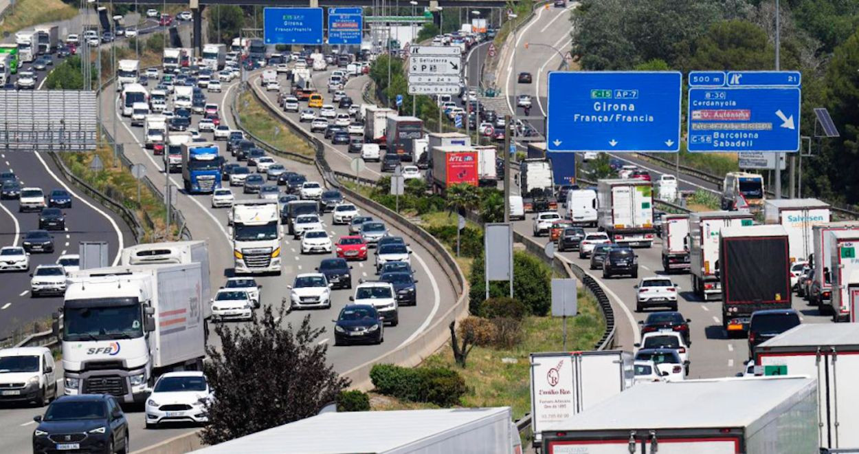 Tráfico de coches en un tramo de la AP-7 en Cataluña / EFE