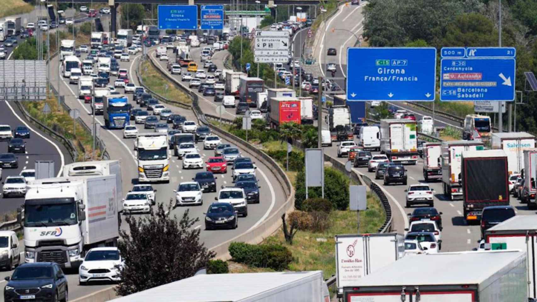 Tráfico de coches en un tramo de la AP-7 en Cataluña / EFE