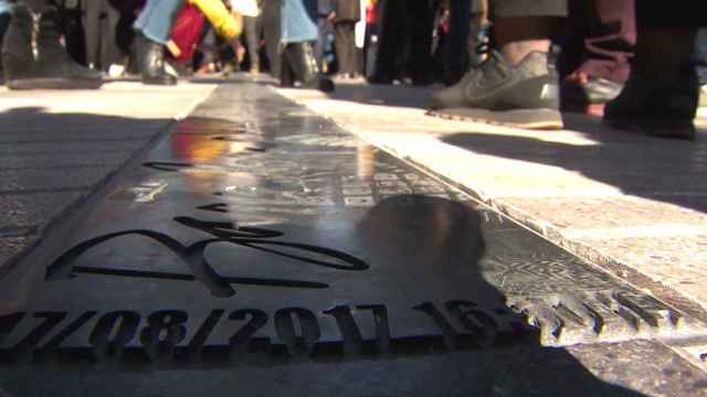 Inscripción memorial de las víctimas del atentado de La Rambla de Barcelona / EUROPA PRESS