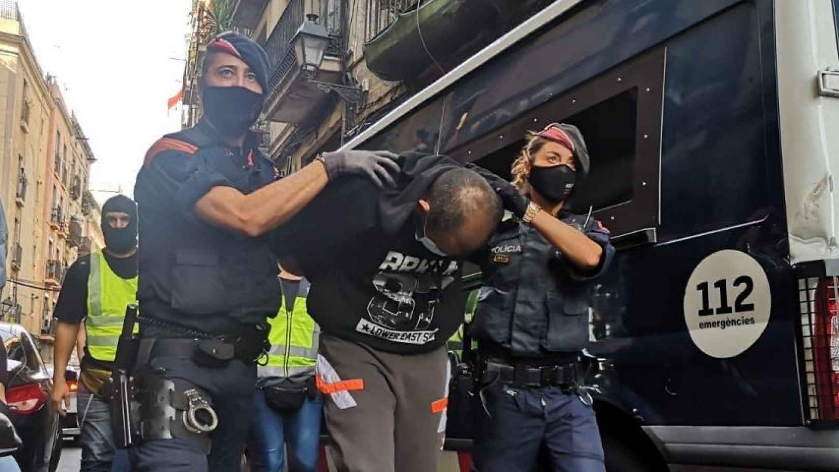 Macrooperativo policial contra el tráfico de drogas en el Raval el 7 de octubre de 2020 / METRÓPOLI