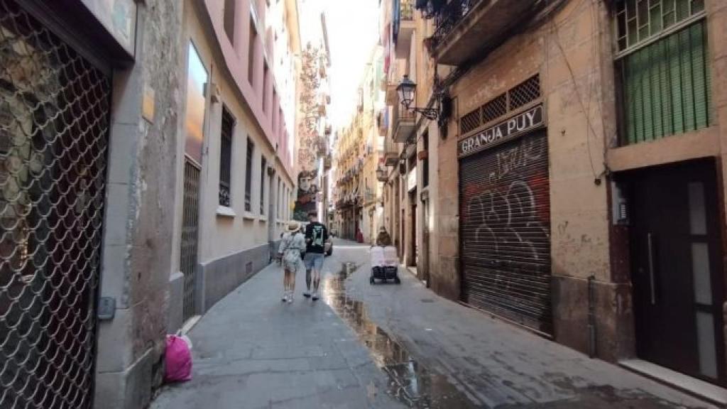 Los vecinos del Raval calculan una media docena de pisos okupados por los narcotraficantes en la calle Cera / METRÓPOLI