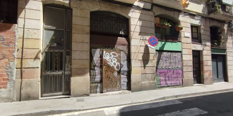Locales tapiados en la calle Sant Vicenç de Barcelona / METRÓPOLI