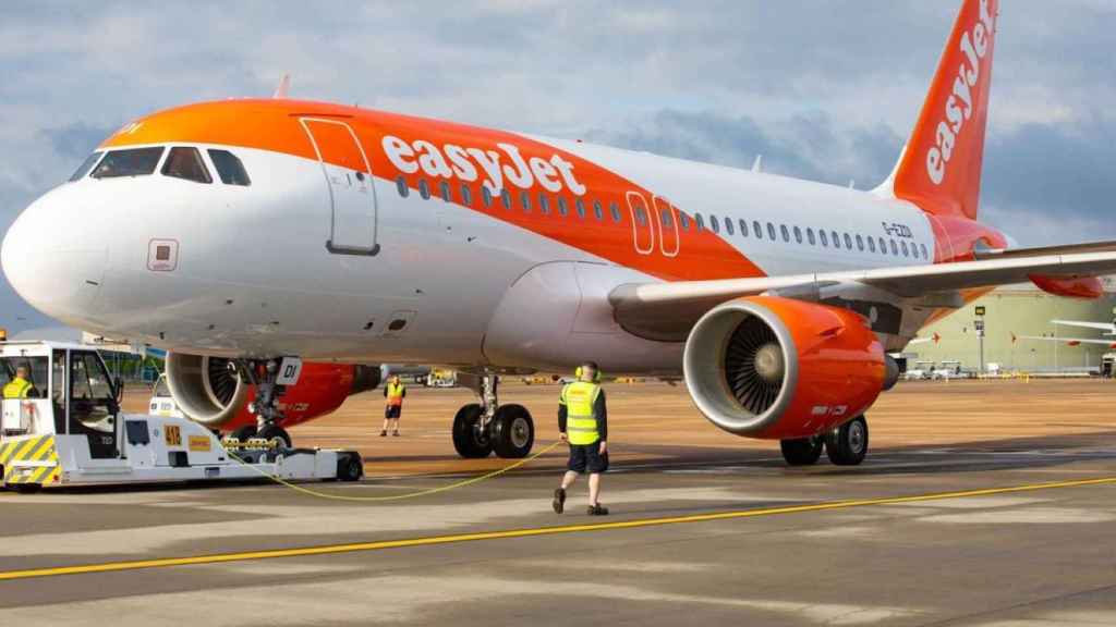 Avión de easyjet en un aeropuerto