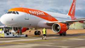 Avión de easyjet en un aeropuerto