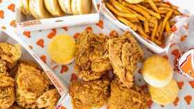 Comida que ofrece el restaurante Popeyes, especializada en pollo