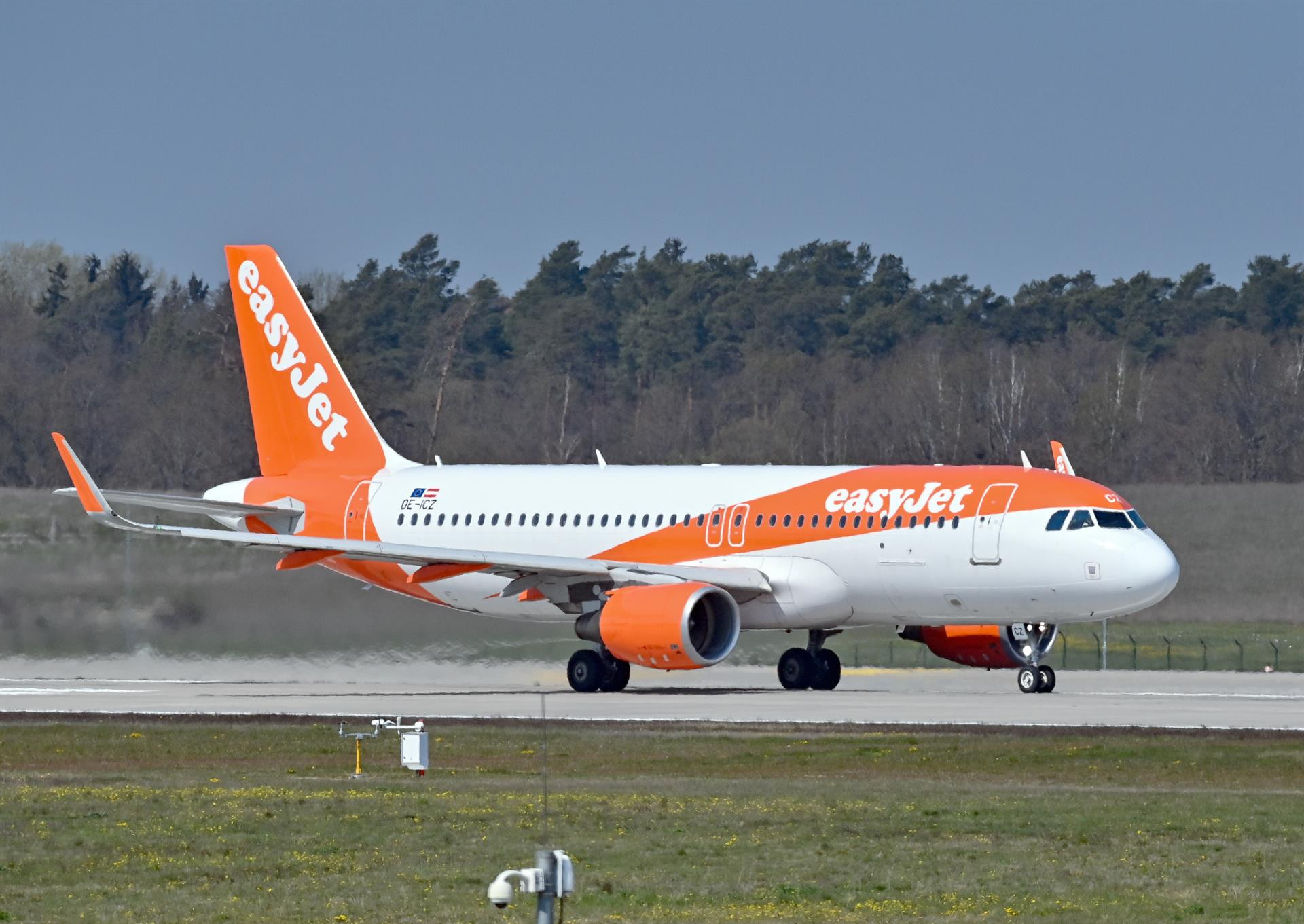 Avión de EasyJet en una pista de aeropuerto