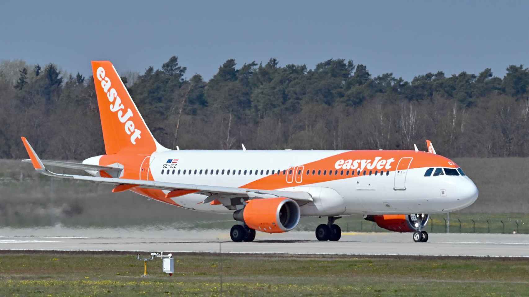 Avión de EasyJet en una pista de aeropuerto