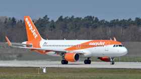 Avión de EasyJet en una pista de aeropuerto