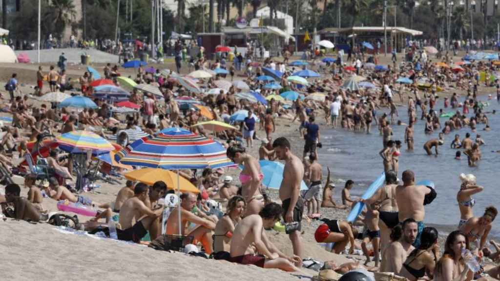 Foto de archivo de una playa repleta de gente / EFE