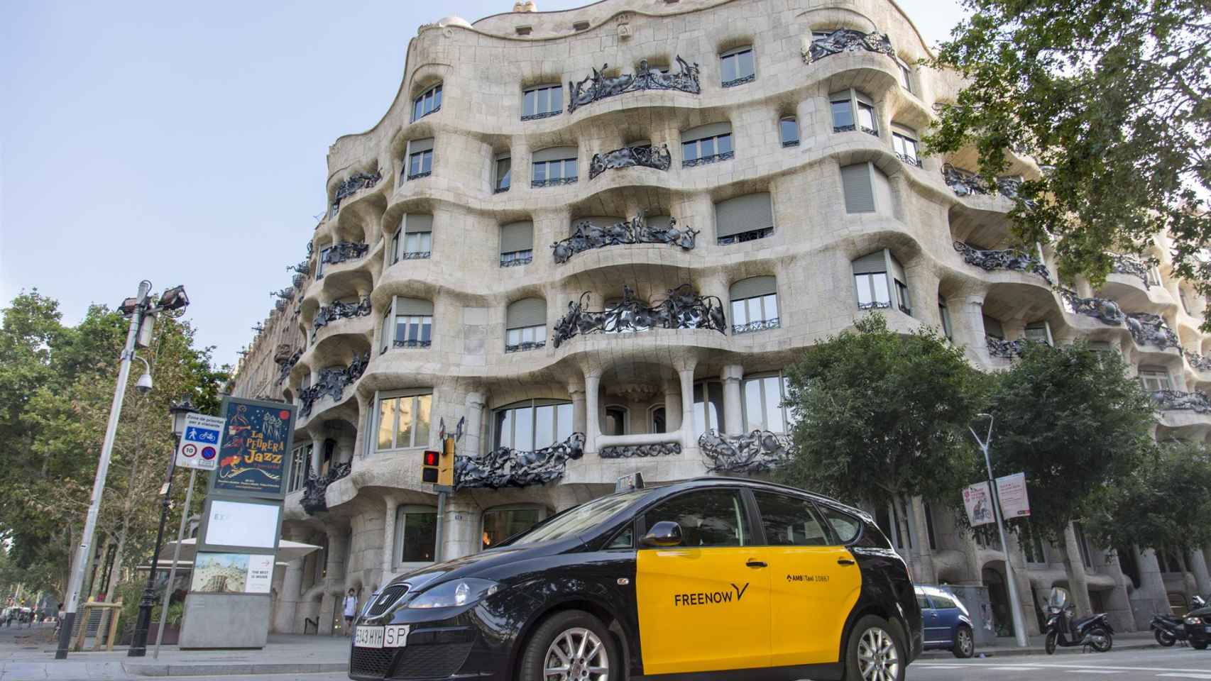 Un taxi circula en Barcelona / EUROPA PRESS