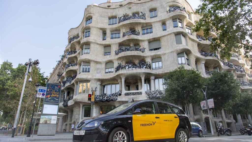 Un taxi circula en Barcelona