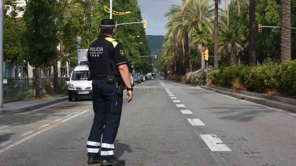 Un agente de la Guardia Urbana en un control / GUARDIA URBANA