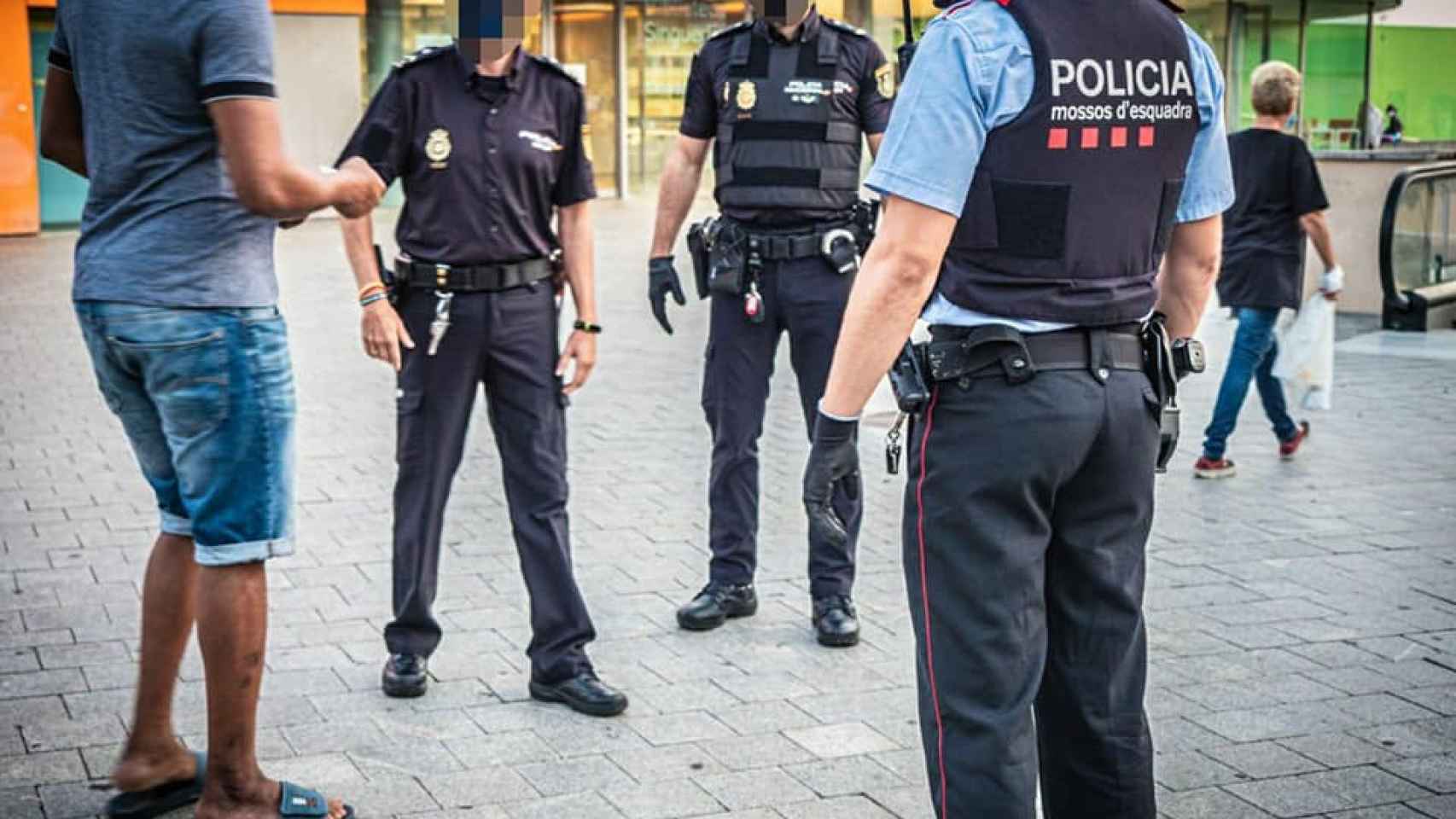 Mossos d'Esquadra y policías nacionales en una imagen de archivo