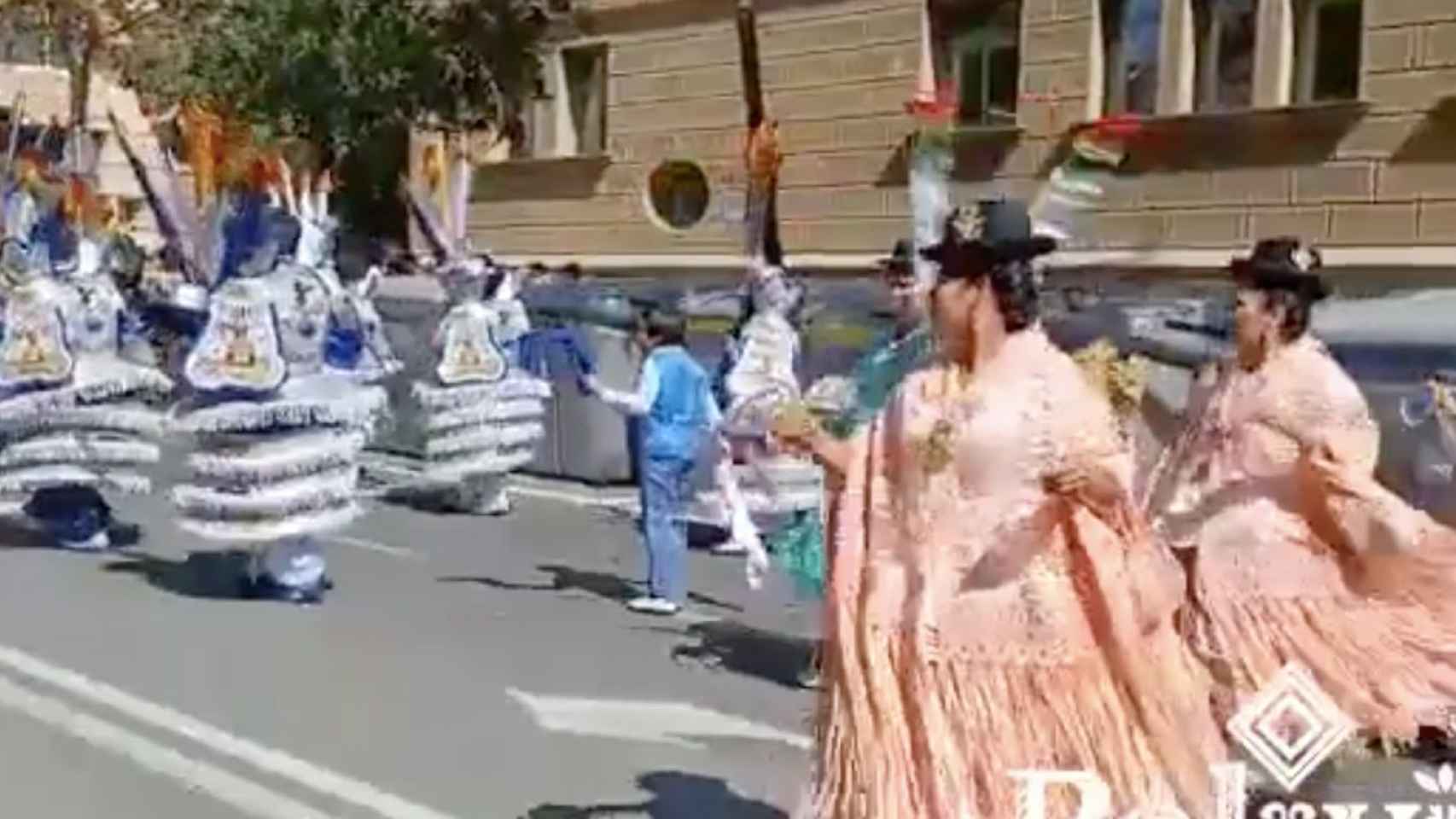 Protesta de bolivianos en Barcelona el pasado 6 de agosto cerca del Arc de Triomf / @Canal_BoliviaTV