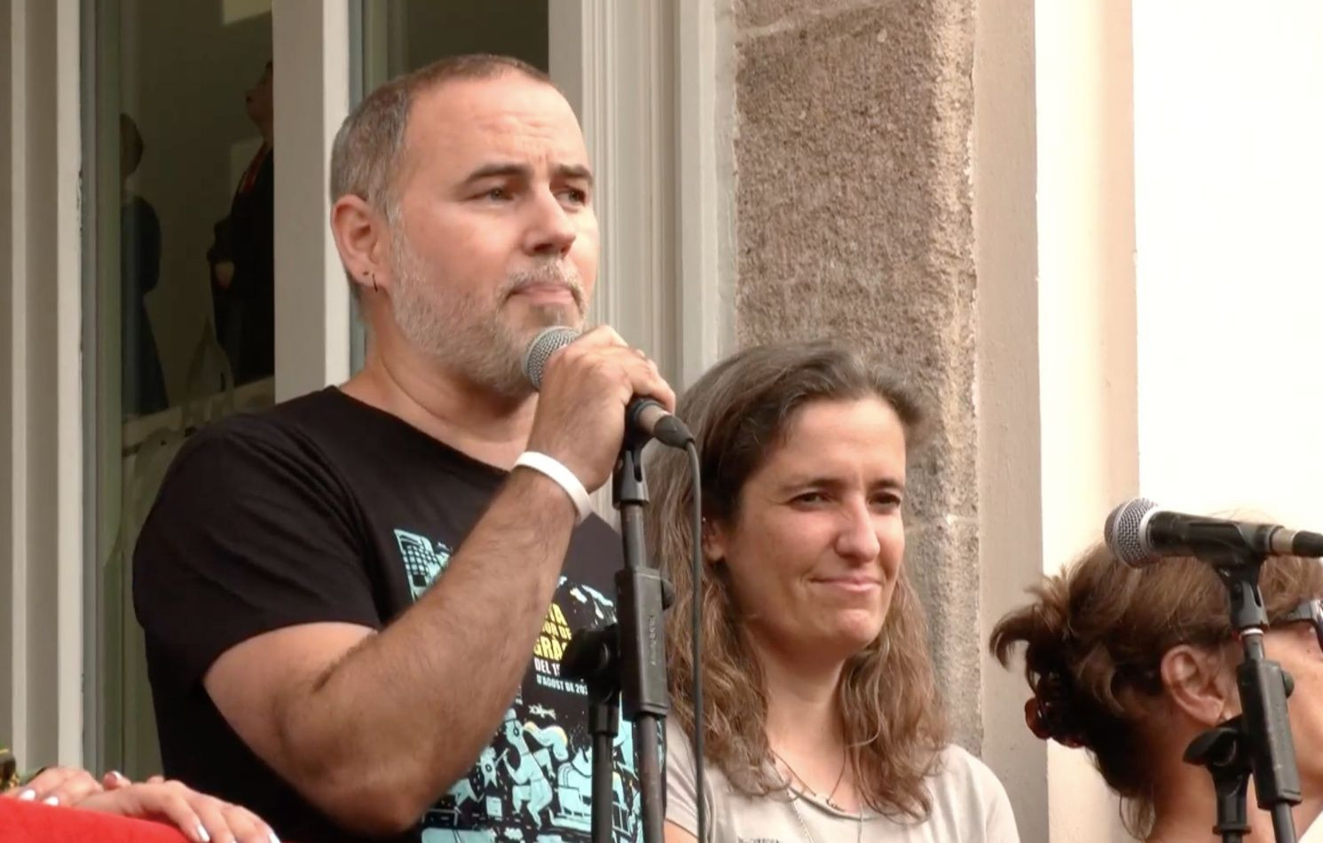 Eloi Badia junto a Carla Carbonell durante el pregón de las fiestas de Gràcia / RTVE