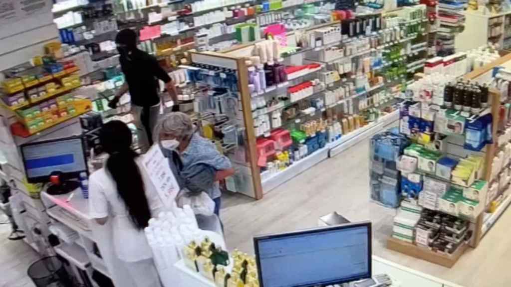 Momento en el que el ladrón entra en la farmacia empuñando un cuchillo / CEDIDA