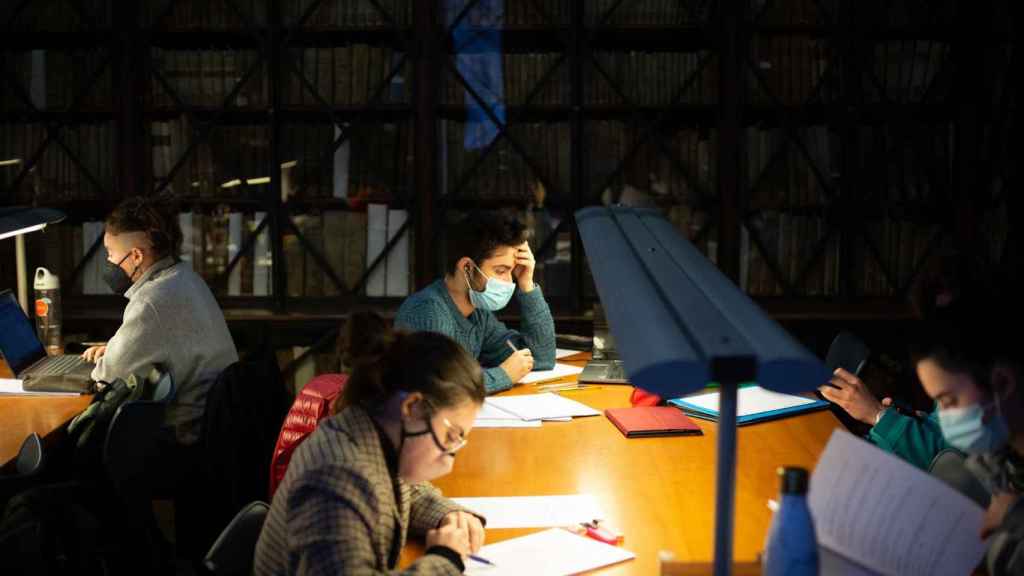 Estudiantes de la UB durante una sesión de estudio / EUROPA PRESS