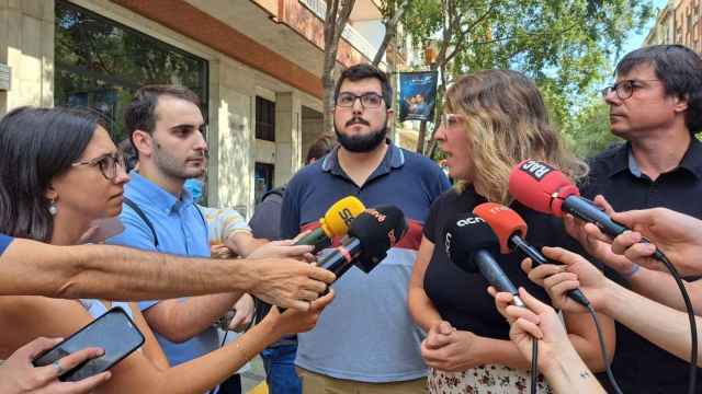 La teniente de alcalde de Ecología, Urbanismo, Infraestructuras y Movilidad del Ayuntamiento de Barcelona, Janet Sanz, acompañada del concejal del distrito del Eixample, Pau Gonzàlez / EUROPA PRESS