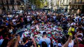 Imagen de archivo del homenaje sobre el mosaico de Miró en La Rambla tras los atentados / EFE