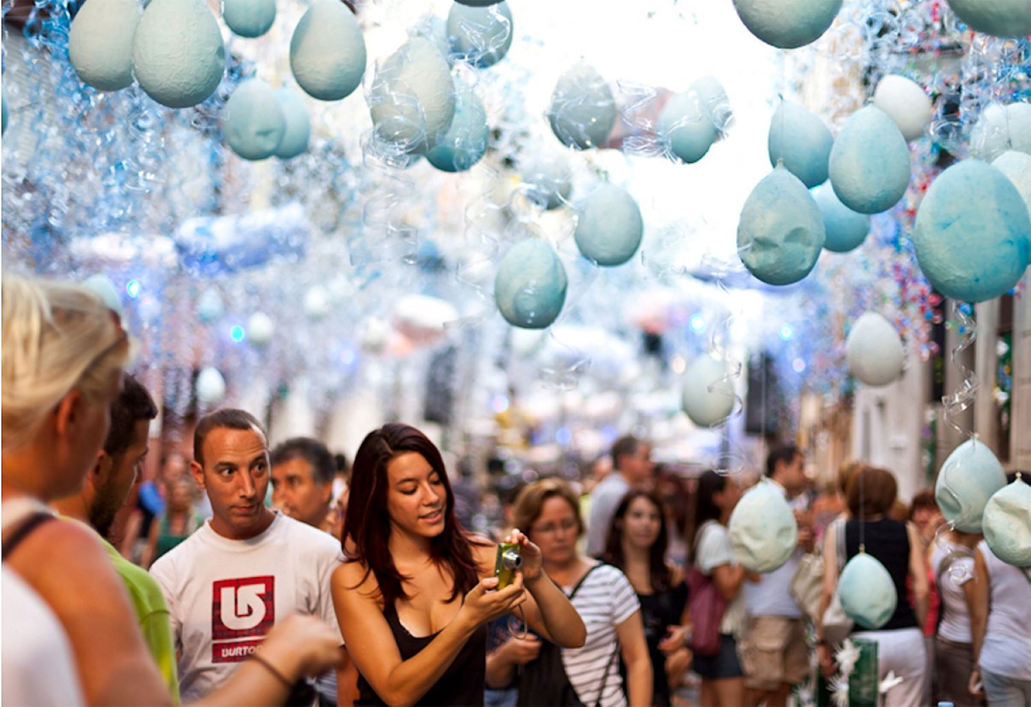 Fiestas de Sants de Barcelona con decenas de personas en la calle