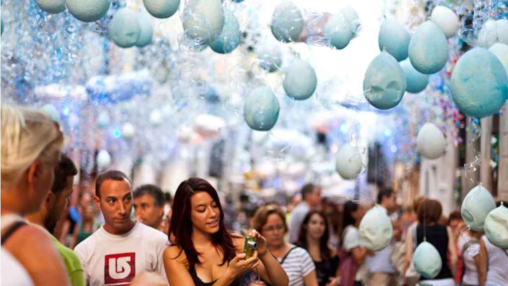 Fiestas de Sants de Barcelona con decenas de personas en la calle