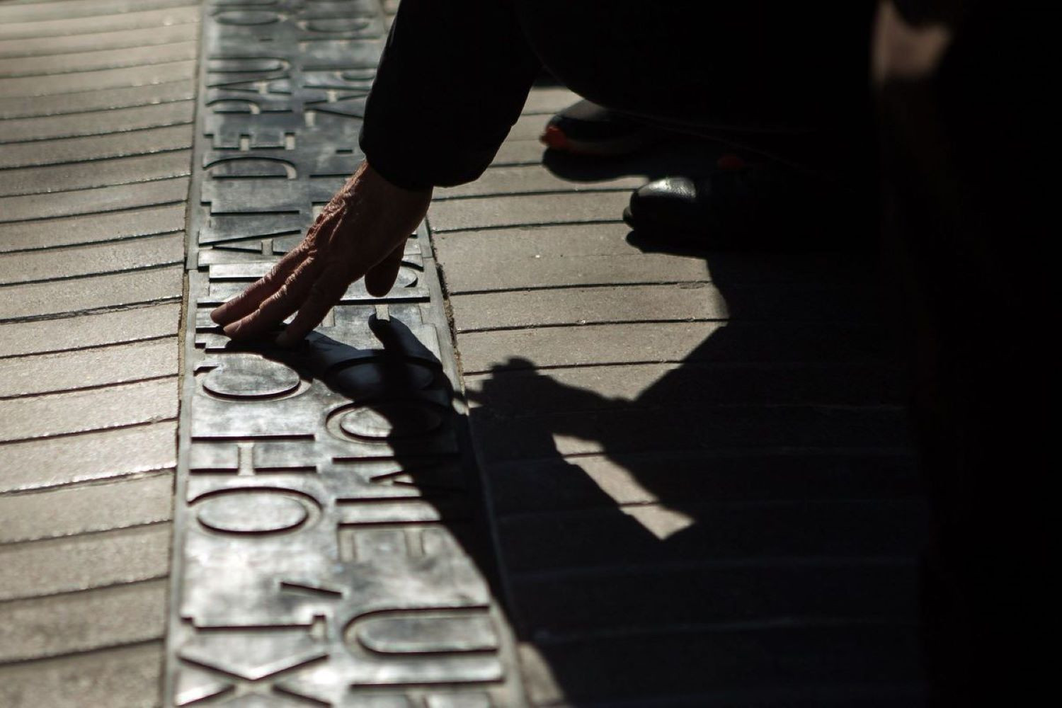 Imagen de archivo del memorial con la inscripción en baldosas y en recuerdo de las víctimas del atentado terrorista de la Rambla de Barcelona / EFE/ Enric Fontcuberta