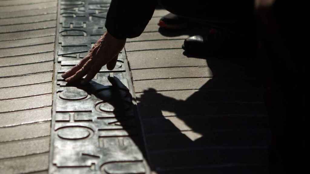 Imagen de archivo del memorial con la inscripción en baldosas y en recuerdo de las víctimas del atentado terrorista de la Rambla de Barcelona / EFE/ Enric Fontcuberta