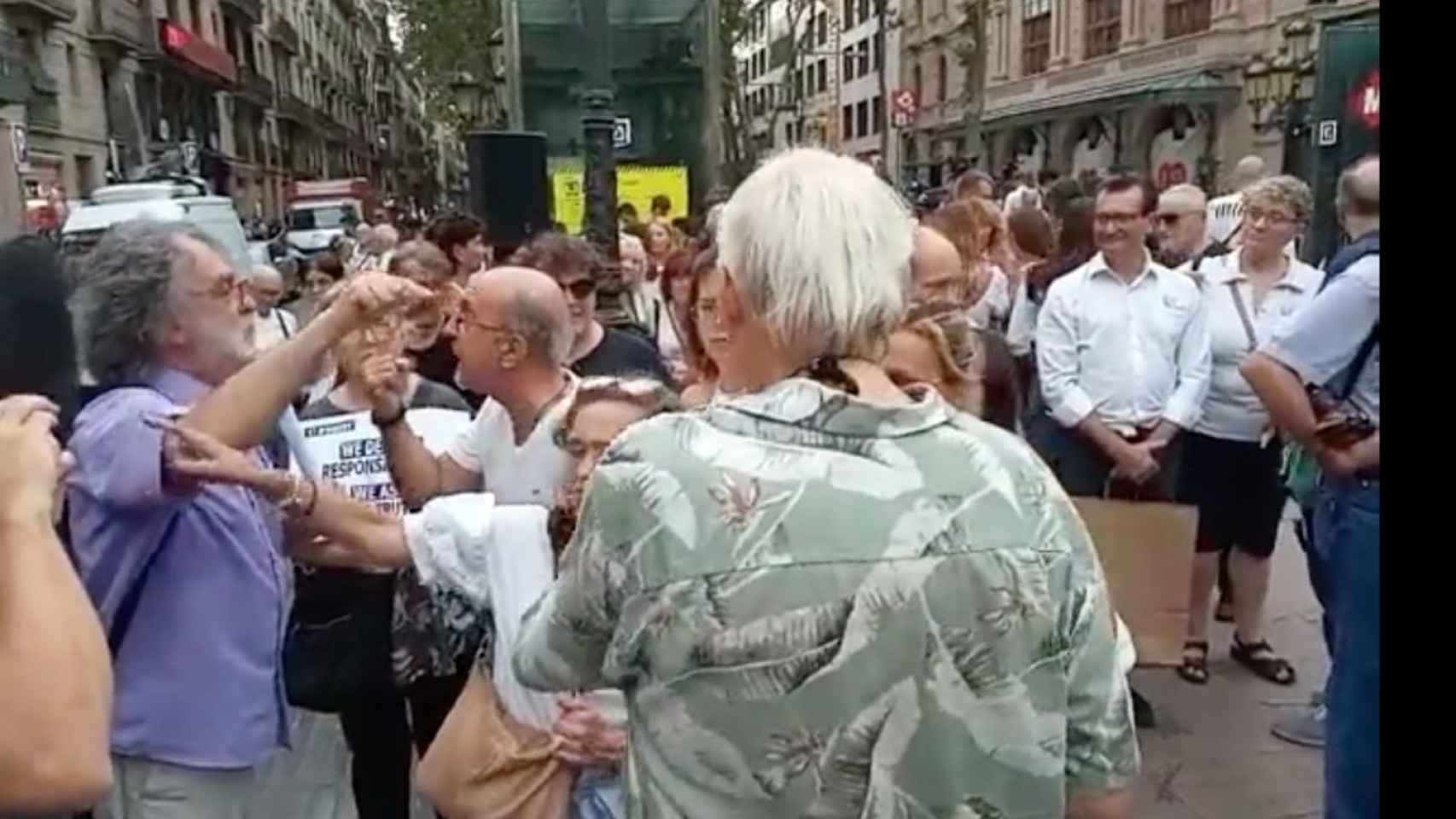 Un manifestante independentista se enfrenta a una de las víctimas de los atentados este miércoles / TWITTER