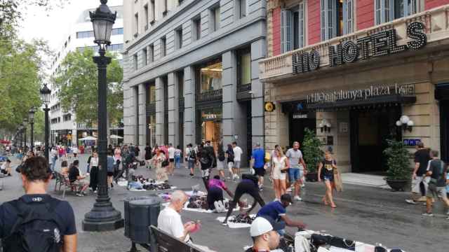 Un grupo de manteros en los alrededores de la plaza de Catalunya de Barcelona / JORDI SUBIRANA