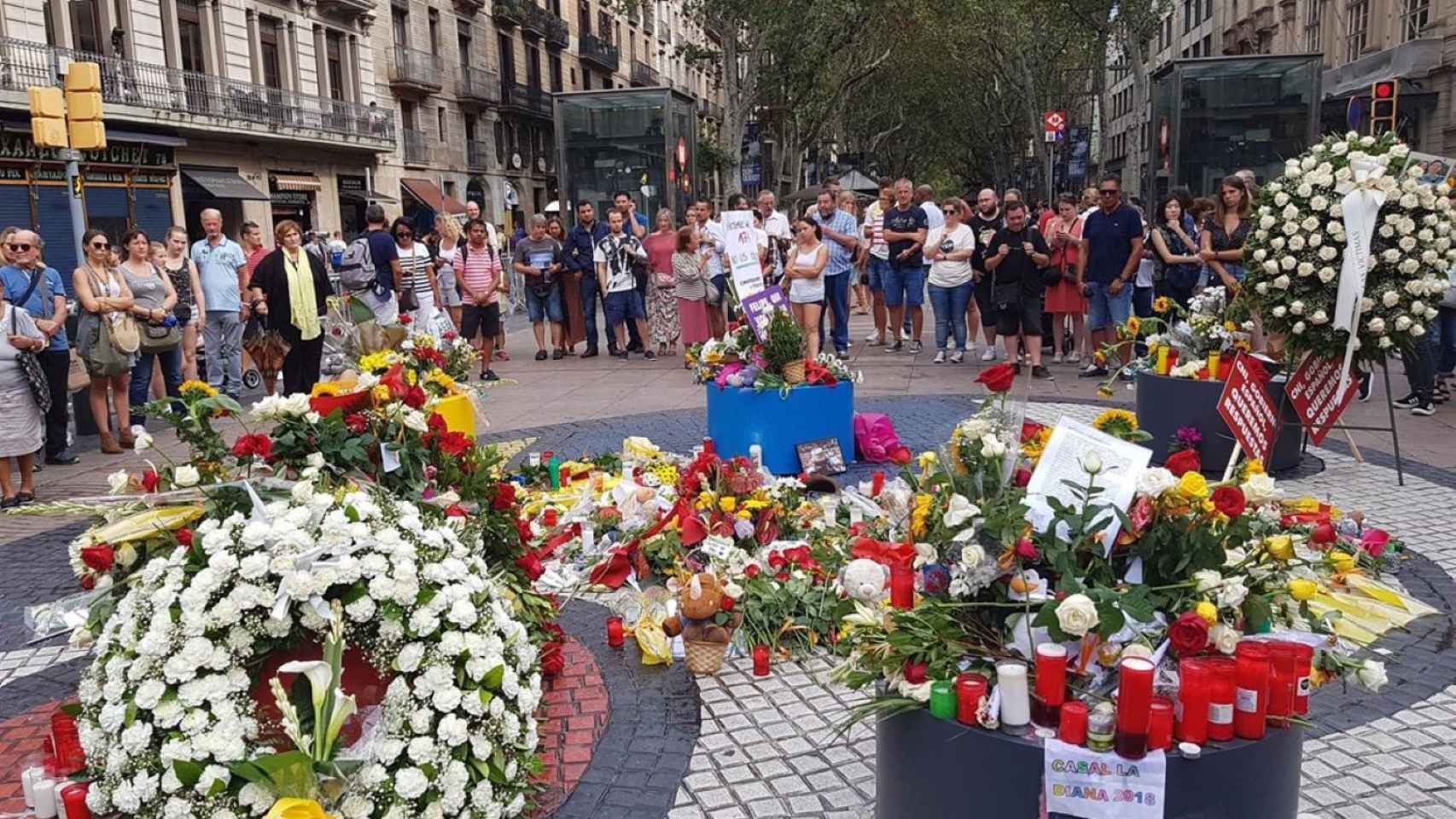 Ofrendas florales en La Rambla por el aniversario de los atentados del 17A / EUROPA PRESS